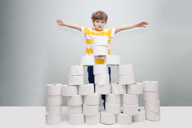 孩子玩卫生纸，站在家里塔。隔离。冠状病毒。呆在家里的概念。chelter到位。图片下载