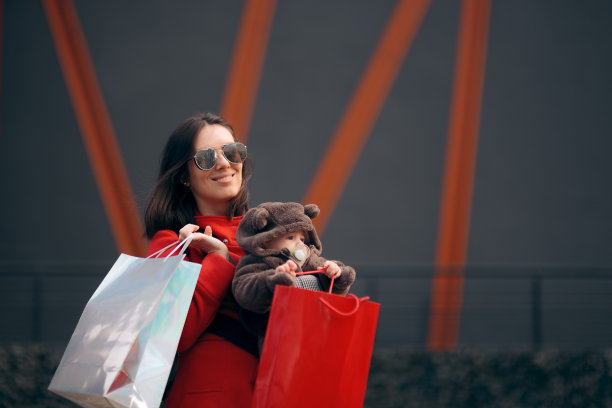 母子在购物中心购物图片下载