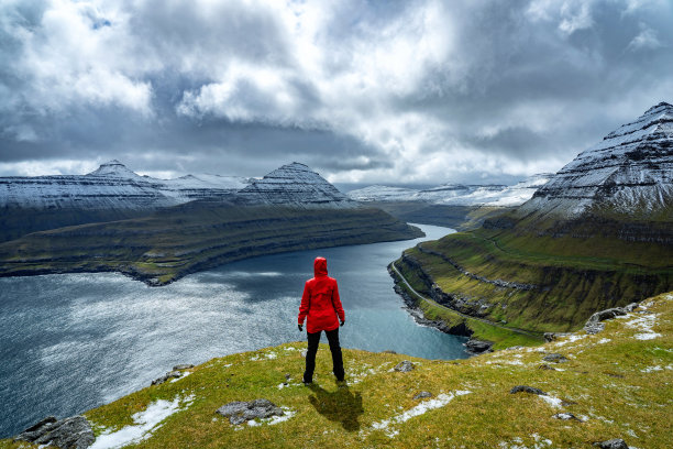 站在山顶欣赏法罗群岛峡湾壮丽景色的女人图片下载