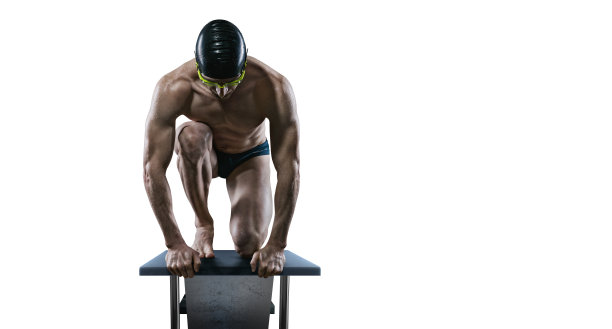 运动：准备跳跃的健壮游泳运动员，白色背景图片下载