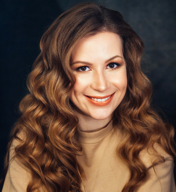 深色背景下的年轻俄罗斯女孩图片下载