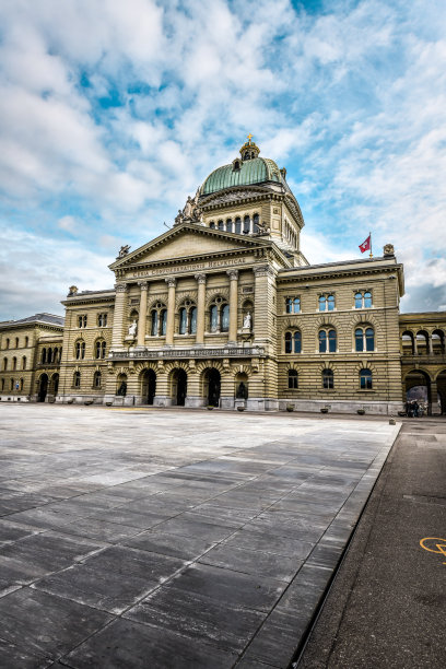 位于瑞士伯尔尼的联邦宫殿，也就是瑞士议会大楼的侧视图图片下载
