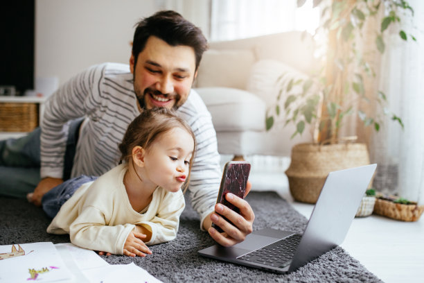 父女在家共度时光图片下载