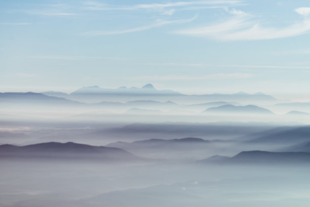 山峰嵌入美丽的云景图片下载