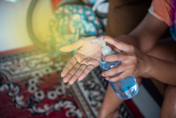 妇女在家中使用提取液后，用凝胶、酒精或杀菌肥皂洗手，保留公共卫生观念。预防传播和细菌，避免COVID-19病毒感染。图片下载