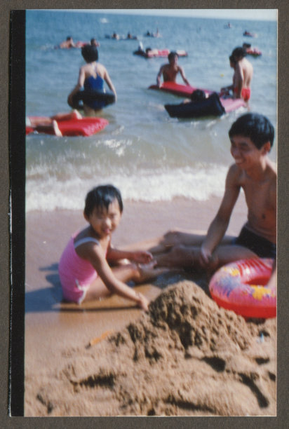 80年代父女在沙滩上玩耍的老照片图片下载