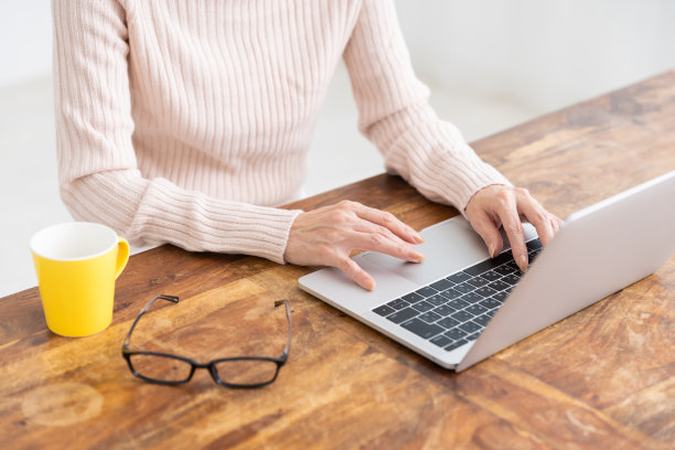 女人用手提电脑，用手图片下载