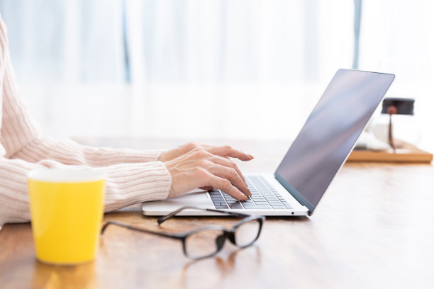 女人用手提电脑，用手图片下载