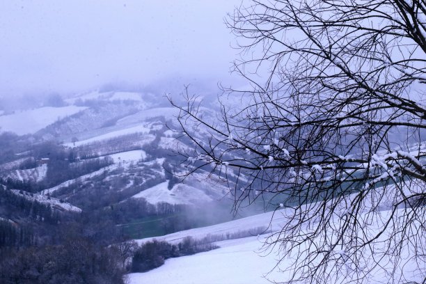 意大利山区的一个下雪天。图片下载