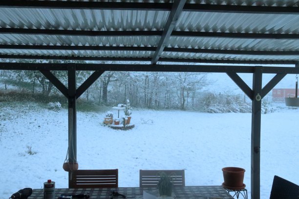 意大利山区的一个下雪天。图片下载