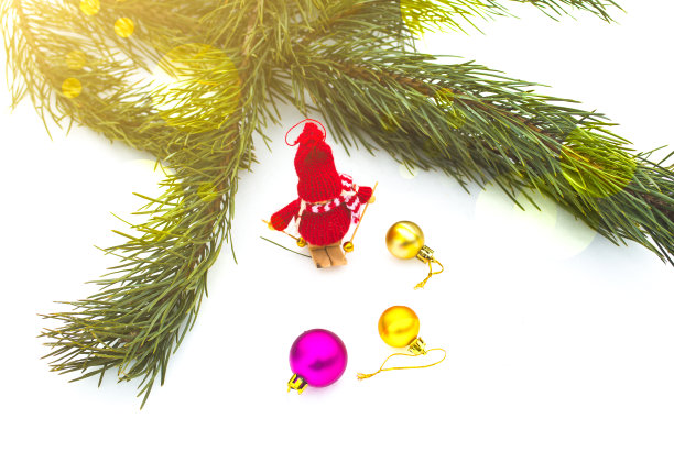 圣诞装饰松树的冬季照片：雪人女孩在森林滑雪图片下载