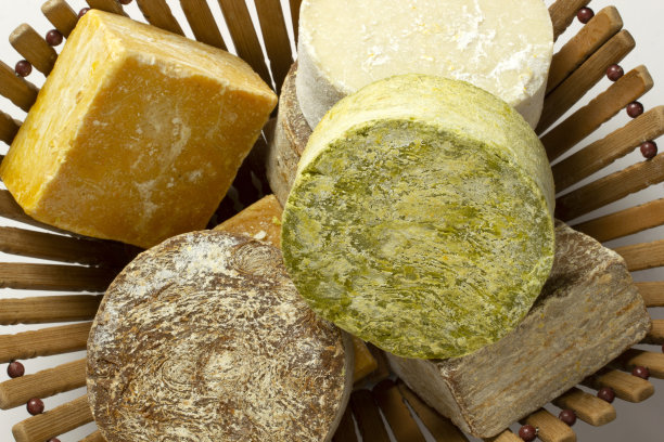 各种有机手工肥皂放在一个篮子里图片下载