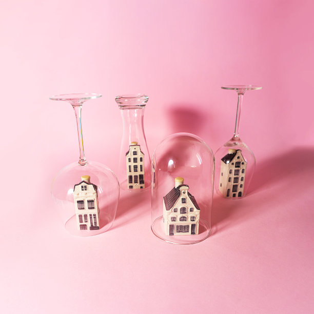 隔离或隔离的概念留在家里。大流行的想法与玩具房子和眼镜和复制空间在粉粉背景。图片下载