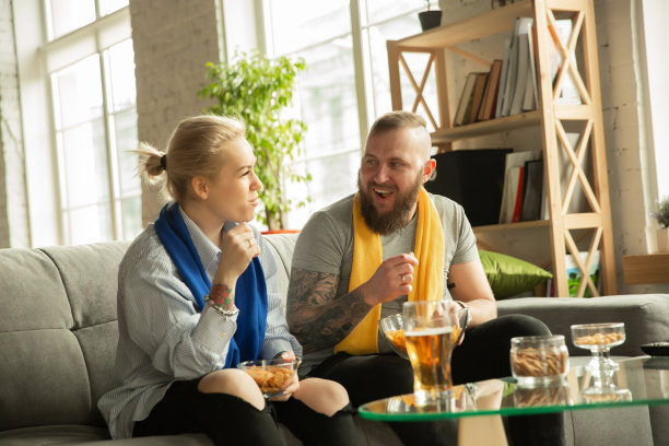 一家人正在家中观看足球比赛图片下载