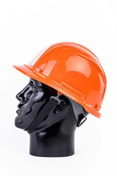 橙色施工头盔，保护施工人员、工程师和工人在施工区域的生命安全，具有剪切路径和高质量的照片图片下载