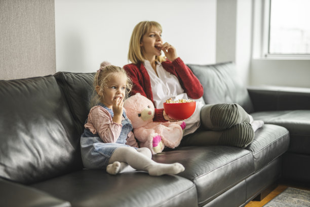 妈妈和女儿在看电视，吃爆米花图片下载
