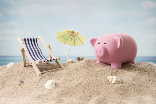 存钱罐海滩度假概念的金融和旅游图片下载