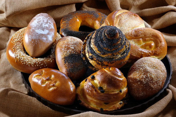 刚烤好的肉桂面包。甜的自制糕点烘焙。特写镜头。前视图。图片下载