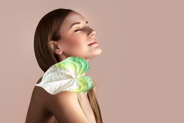 手持马蹄莲的温柔女人图片下载