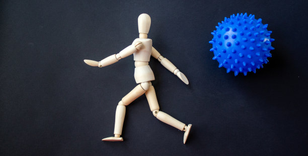 COVID-19冠状病毒概念;一个人从冠状病毒模型中逃跑的木制模型图片下载