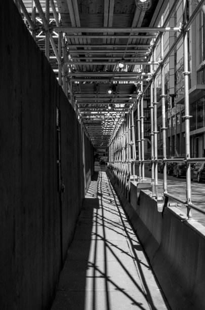 人行道上的脚手架图片下载