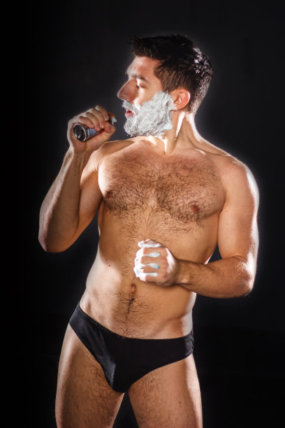 有吸引力的英俊的年轻人剃须和唱歌淋浴图片下载