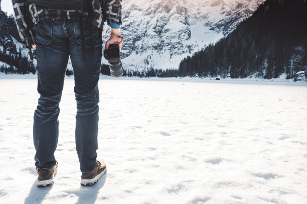 游客拿着他的摄影器材，无反光镜相机图片下载