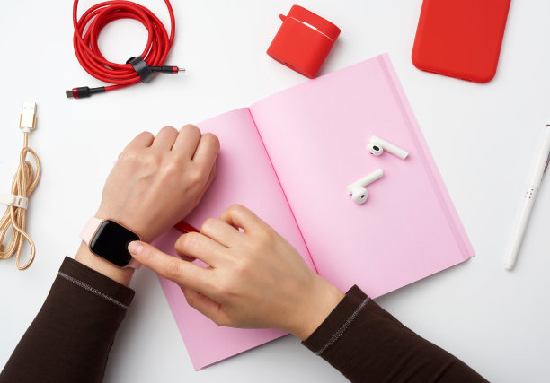 他的左手上有一块黑屏的智能手表图片下载