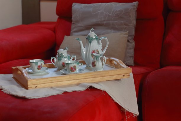 在沙发上吃早餐图片下载