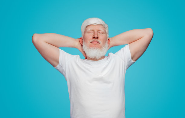 放松随意的男人，双手放在脑后图片下载