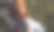 放松的游客在草坪上嚼稻草图片下载