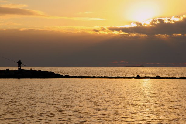 夕阳下渔夫的剪影图片下载