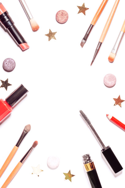 在白色的桌子上平铺着极简风格的化妆产品。框架黑色睫毛膏，口红，春季眼影调色板，不同的化妆刷。俯视图，复制空间。图片下载