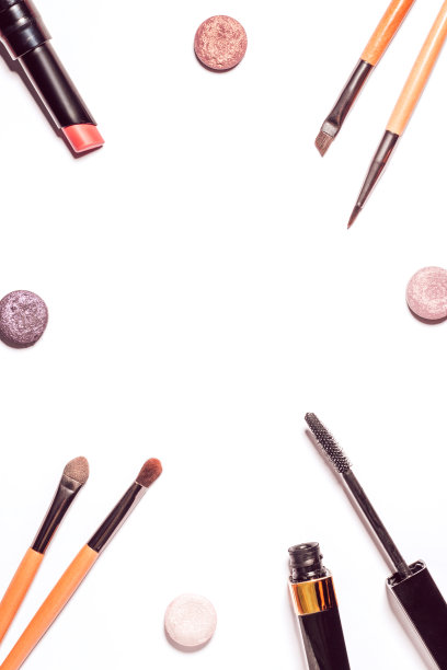 在白色的桌子上平铺着极简风格的化妆产品。框架黑色睫毛膏，口红，春季眼影调色板，不同的化妆刷。俯视图，复制空间。图片下载