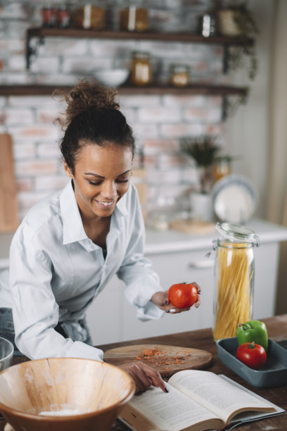 年轻女子在厨房准备意大利面图片下载