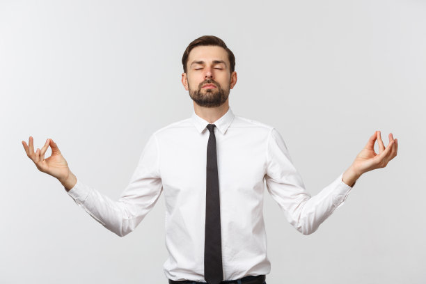 瑜伽与冥想概念：专注放松的白人男子闭目冥想图片下载