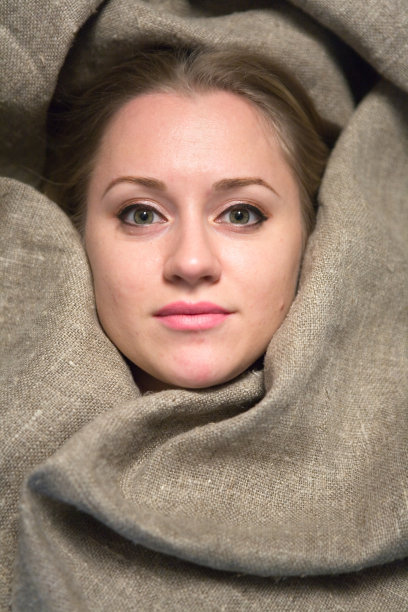 美丽的年轻自然金发女郎的肖像图片下载