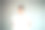 男孩在灰色背景前举着白色的牌子图片下载