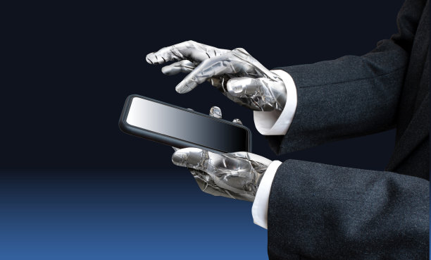 一个半机械人商人正在操作智能手机图片下载