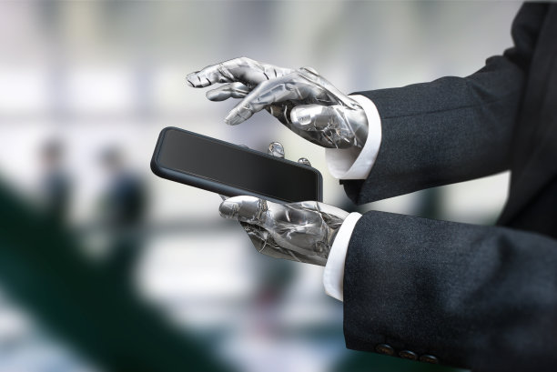 一位半机械人商人正在办公区操作智能手机。图片下载