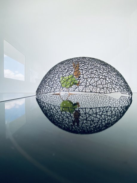 关在铁窗里的复活节兔子图片下载