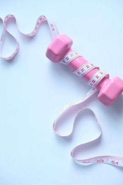 健身概念哑铃和测量尺隔离在白色背景图片下载