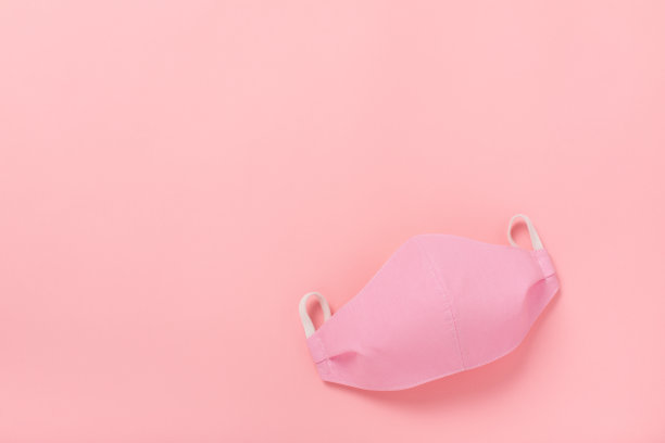 手工制作的可重复使用的女性医用口罩，用于预防冠状病毒或呼吸道疾病。图片下载