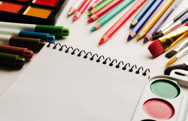 笔记本、铅笔、画笔。用于艺术和教育背景。图片下载