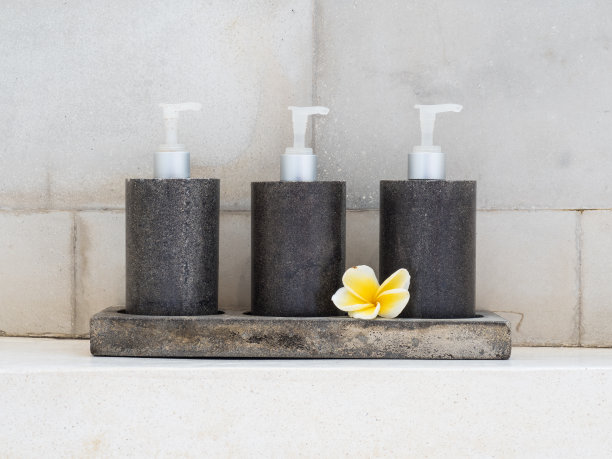 浴室里树瓶的特写图片下载