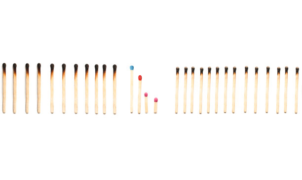 火柴孤立在白色背景上。家庭保护的概念。纯洁。保护家庭不受社会的不良影响。社会问题的概念。健康oncept图片下载