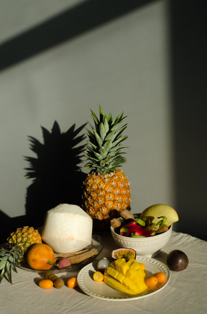 水果沙拉和成熟的水果放在木桌上图片下载