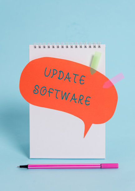 概念手写显示更新软件。商业照片文本取代程序与新版本的产品相同的螺旋式记事本，语音气泡箭头笔躺彩色背景。图片下载