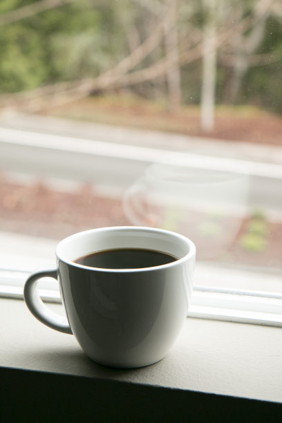 窗台上放个咖啡杯放松一下图片下载