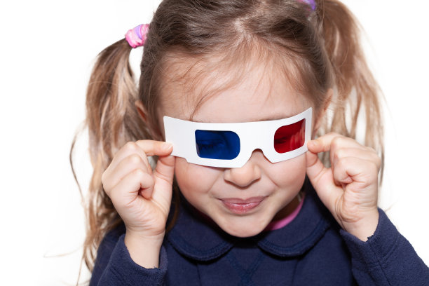 一个戴着3d眼镜的四岁女孩图片下载